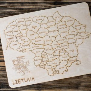 Nuotraukoje medinė Lietuvos kontūro dėlionė. Puzlės dalys - miestai. Pavadinimai graviruoti lazeriu. Taip pat išgraviruotas Vytis su užrašu "Lietuva" dėlionės laikiklyje. Autentiška ir edukacinė medinė dėlionė „Lietuvos žemėlapis“ – tai puiki priemonė ne tik vaikams mokytis geografijos, bet ir suaugusiesiems pasitikrinti žinias apie Lietuvos miestus. Kiekvienas miestas yra atskira detalė, kurią galima išimti ir vėl įstatyti į savo vietą. Dėlionė pagaminta iš natūralios beržo faneros, graviruota lazeriu – todėl kiekvienas miestas aiškiai įskaitomas, o detalės puikiai dera tarpusavyje. Tai ne tik žaislas, bet ir stilinga edukacinė dovana, kuri gali tapti ir interjero puošmena.