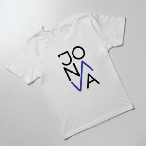 Balti medvilniniai marškinėliai trumpomis rankovėmis su užrašu „JONAVA“. Dauguma raidžių juodos, kelios raidės paryškintos mėlyna spalva, suteikiant dizainui įdomumo. Unisex modelis. Šie marškinėliai tinka ne tik jonaviečiui, tačiau ir kaip puikus atminimo suvenyras miesto svečiams.