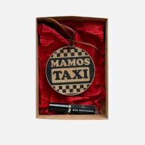 Automobilio kvapo rinkinys, kurį sudaro purškiamo kvapo testeris ir apvali juoda medinė kvapo kortelė su užrašu „Mamos taxi“, dekoruota kvadratiniais taksi ornamentais. Viskas supakuota gražioje kartoninėje dėžutėje.