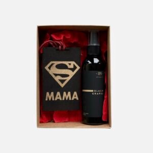 Automobilio kvapo rinkinys, kurį sudaro 100 ml purškiamo kvapo ir stačiakampė, juodos spalvos, medinė kvapo kortelė su graviruotu užrašu „Super mama“ kur žodį super atstoja Super žmogaus simbolis. Viskas supakuota gražioje kartoninėje dėžutėje. Kvapni dovana mamai.