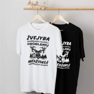 Balti ir juodi medvilniniai marškinėliai trumpomis rankovėmis su kokybiška spauda. Ant marškinėlių užrašas: „žvejyba išsprendžia daugelį problemų, medžioklė išsprendžia likusias“, iliustracija perteikia laisvalaikio ir gamtos tematiką.