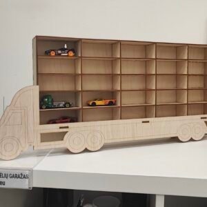 Medinis mašinėlių garažas skirtas modeliukams tvarkingai sudėti. Į šią lentynėlę telpa 25 vnt. modeliukų.