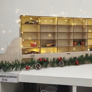 Medinis mašinėlių garažas skirtas modeliukams tvarkingai sudėti. Į šią lentynėlę telpa 25 vnt. modeliukų. Yra palikta vieta vaiko vardo personalizacijai.