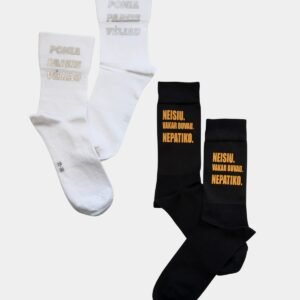 Baltos kojinės su sidabriniu užrašu „Ponia pareis vėliau“. Juodos kojinės su oranžinės spalvos užrašu "Neisiu. Vakar buvau. Nepatiko". Abi kojinių poros su ilgalaike termo spauda.