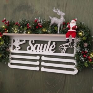 Balta medalių kabykla su personalizuotu vardu ir lentynėle pastatomiems apdovanojimams.