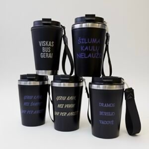 Juodi metaliniu kraštu ir su dirželiu daugkartiniai termo puodeliai. Puodeliai su įvairiais linksmais ir motyvuojančiais užrašais kaip "Viskas bus gerai" (sidabrinės spalvos užrašas); "Šiluma kaulų nelaužo" (violetinės spalvos užrašas); "Geriu kavą, nes šampei dar per anksti" (violetinės spalvos užrašas); "Geriu kavą, nes vynui dar per anksti" (auksinės spalvos užrašas); "Dramos būrelio vadovė" (violetinės spalvos užrašas). Šie termo puodeliai puikiai tinka dovanoti per šventes kavos ar arbatos mėgėjams.