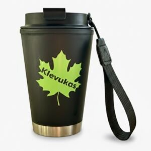 Nuotraukoje juodas termo puodelis su spauda. Ant puodelio klevo lapas, kuriame parašyta "Klevukas". Šis puodelis puiki dovana naujam, ką tik iškeptam vairuotojui.