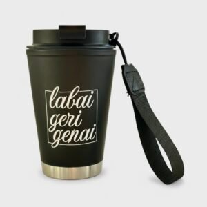 Nuotraukoje juodas termo puodelis, ilgai išlaikantis karštus gėrimus. Puodelis dekoruotas baltu užrašu "labai geri genai". Graži ir linksma dovana.