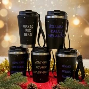 Juodi metaliniu kraštu ir su dirželiu daugkartiniai termo puodeliai. Puodeliai su įvairiais linksmais ir motyvuojančiais užrašais kaip "Viskas bus gerai" (sidabrinės spalvos užrašas); "Šiluma kaulų nelaužo" (violetinės spalvos užrašas); "Geriu kavą, nes šampei dar per anksti" (violetinės spalvos užrašas); "Geriu kavą, nes vynui dar per anksti" (auksinės spalvos užrašas); "Dramos būrelio vadovė" (violetinės spalvos užrašas). Šie termo puodeliai išdėlioti kalėdinėje kompozicijoje su kankorėžiais, eglišakiais ir auksiniais papuošimais. Puikiai tinka dovanoti per šventes kavos ar arbatos mėgėjams.