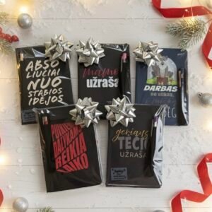 Nuotraukoje užrašų knygučių ir tušinukų rinkiniai. Tai puiki dovana, kuri bus naudojama kasdien. Iš viso penki rinkiniai iš kurių vienas su tamsiai mėlynos spalvos užrašų knygute ant kurios uždėta spalvota vilko iliustracija ir užrašas "darbas - ne vilkas, į mišką nepabėgs", o tušinukas taip pat tamsiai mėlynas su išgraviruotu tekstu "dažniau džiaukis savo pasiekimais!". Kitas rinkinys - juoda užrašų knygutė su spalvotu užrašu "mamos užrašai" kur žodis "mamos" - raudonos spalvos, o "užrašai" - baltos, o šiame rinkinyje ir rausvos spalvos tušinukas ant kurio išgraviruota frazė "gražioms mintims". Tada dar vienas rinkinys su juoda knygute ir užrašu "geriausio tėčio užrašai" ir violetiniu tušinuku ant kurio išgraviruota "užrašyk svajonę!". Tada juoda knygutė su raudonu užrašu "puikiems dalykams reikia laiko" ir raudonas tušinukas su išgraviruotu tekstu "niekada atgal, visada į priekį!". Paskutinis rinkinys su juoda užrašine ant kurios smėlinės spalvos užrašas "absoliučiai nuostabios idėjos" ir pilkai sidabrinis tušinukas ant kurio išgraviruota "gyvenk, svajok, mylėk!". Nuotrauka kalėdiniame fone.