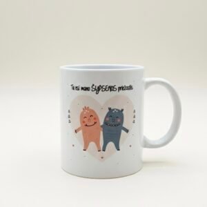 Nuotraukoje baltas keramikinis puodelis su spalvota spauda ant kurio pavaizduotas užrašas „Tu esi mano šypsenos priežastis“ ir jauki iliustracija vaizduojanti du mielus personažus širdies fone. Šis puodelis puiki dovana, kuri taps šiltu kasdieniu priminimu apie jausmus.