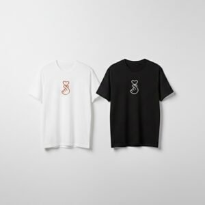 Nuotraukoje MB Engrava gaminti juodos ir baltos spalvos medvilnės marškinėliai trumpomis rankovėmis su spalvota širdies spauda. Tai praktiška dovana Valentino dienos proga.