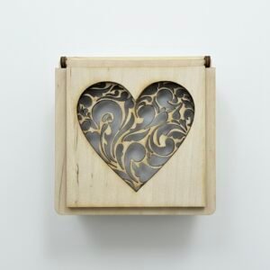 Nuotraukoje medinė dėžutė pinigams su dekoratyvine širdimi, originali ir stilinga dovana vestuvių, krikštynų, gimtadienio progomis.