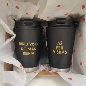 Nuotraukoje termo puodelių rinkinys su linksmu užrašu Jai ir Jam, stilinga dovana porai metinių ar Valentino dienos proga. Ant vieno puodelio užrašyta "Turiu viską ko man reikia", o ant kito "Aš esu viskas"