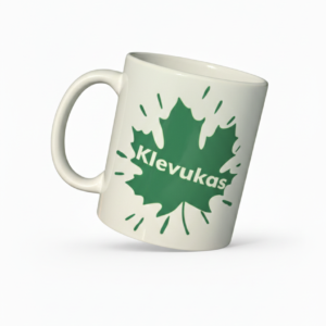 Nuotraukoje baltas 300 ml keramikinis puodelis su žaliu klevo lapu ir užrašu lape "Klevukas". Tai puiki dovana draugui, šeimos nariui ar kolegai, kuris pradeda naują kelią – tiek automobiliu, tiek gyvenime.