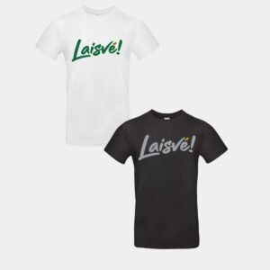 Nuotraukoje baltos ir juodos spalvos patriotiški marškinėliai trumpomis rankovėmis su užrašu laisvė. Ė raidės taškelį pakeitė Lietuvos vėliava. Marškinėliai puikiai tinka Lietuvos šventėms paminėti arba net kasdienai, nes yra dailaus minimalistinio stiliaus.