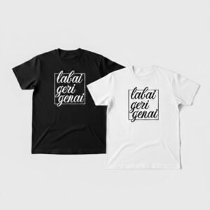 Nuotraukoje juodi ir balti medvilniniai marškinėliai trumpomis rankovėmis su užrašu "Labai geri genai". Tai stiliaus, pasitikėjimo savimi ir subtilaus humoro derinys, kuris gali tapti puikia dovana moterims.