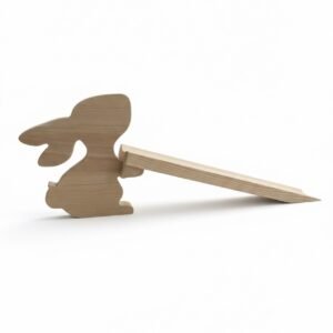 Medinis margučių ridenimo lovelis „Triušis“ iš uosio medienos baltame fone. Natūralios medžio spalvos.