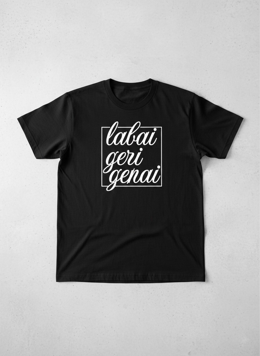 Nuotraukoje juodi medvilniniai marškinėliai trumpomis rankovėmis su užrašu "Labai geri genai". Tai komplimentas, kuris gali tapti dovana.